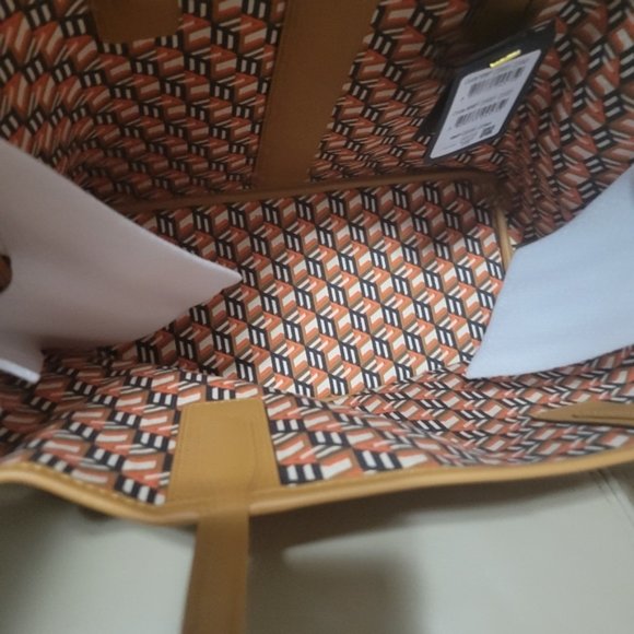 MCM Liz Reversible Medium Tote-Reversible to Geometric Pattern on Inside - Picture 10 of 11